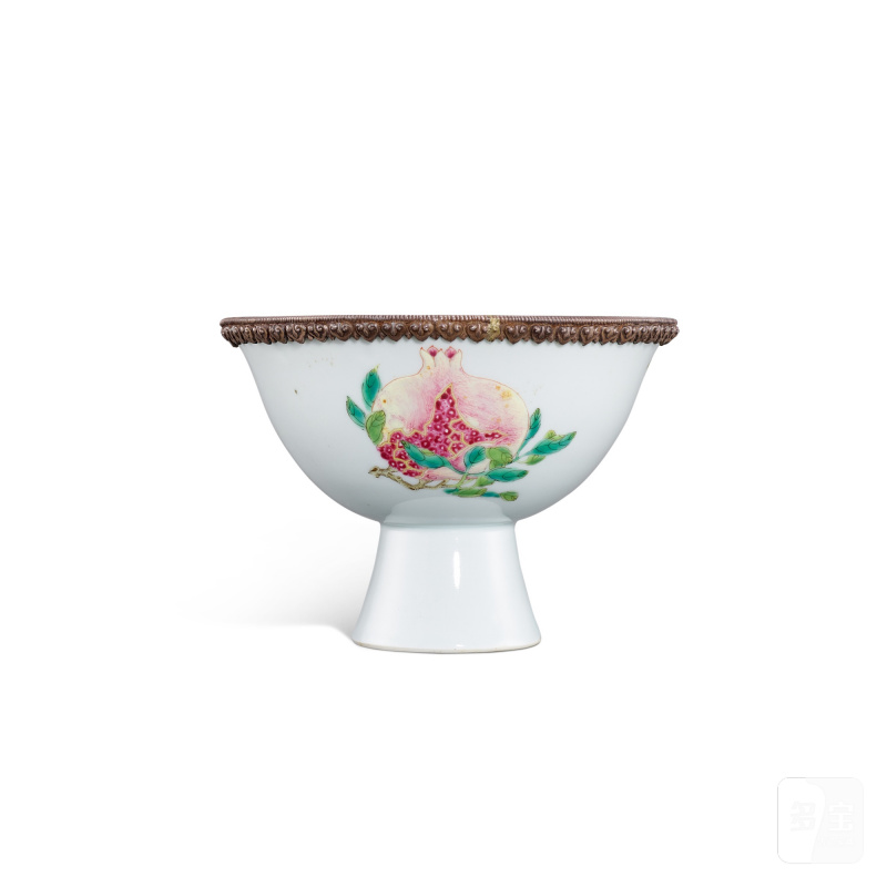 A famille-rose 'sanduo' stembowl, Seal mark and period of Qianlong | 清乾隆 粉彩三多高足盌 《大清乾隆年製》款 - 图1